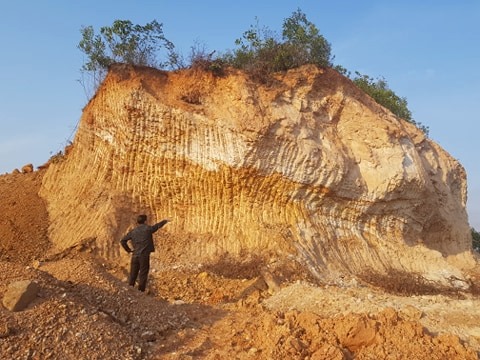 &ocirc;ng L&ecirc; Văn Mầm tố c&aacute;o về t&igrave;nh trạng bao che của một số c&aacute;n bộ x&atilde; dẫn đến t&agrave;i nguy&ecirc;n bị khai th&aacute;c qu&aacute; mức quy định