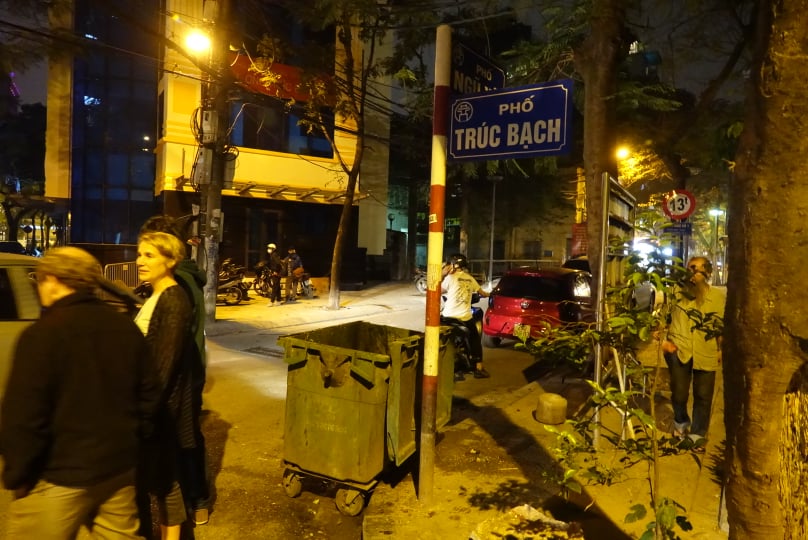 Phố Tr&uacute;c Bạch bị