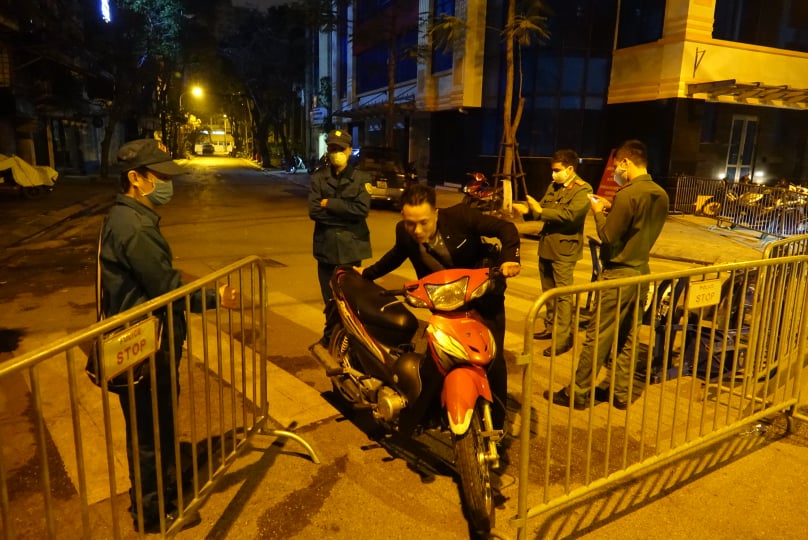 Từ 22h tối lực lượng chức năng đ&atilde; dựng