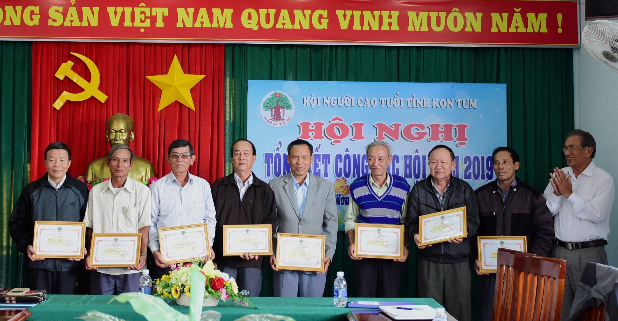 Khen thưởng c&aacute;c tập thể, c&aacute; nh&acirc;n xuất sắc. Ảnh IT