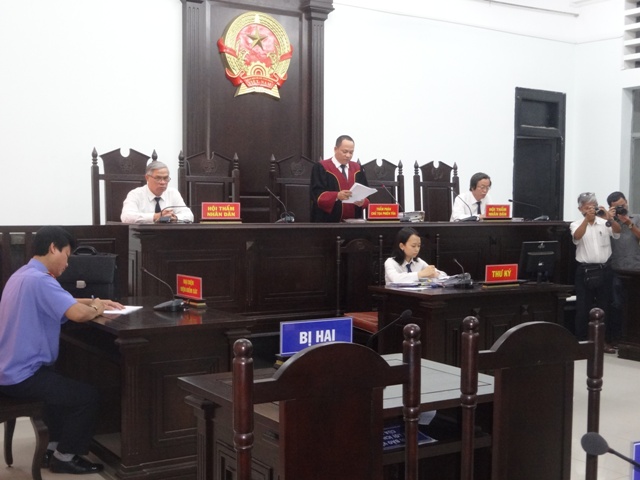 Hội đồng x&eacute;t xử