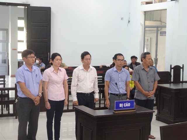 C&aacute;c bị c&aacute;o trong giờ tuy&ecirc;n &aacute;n
