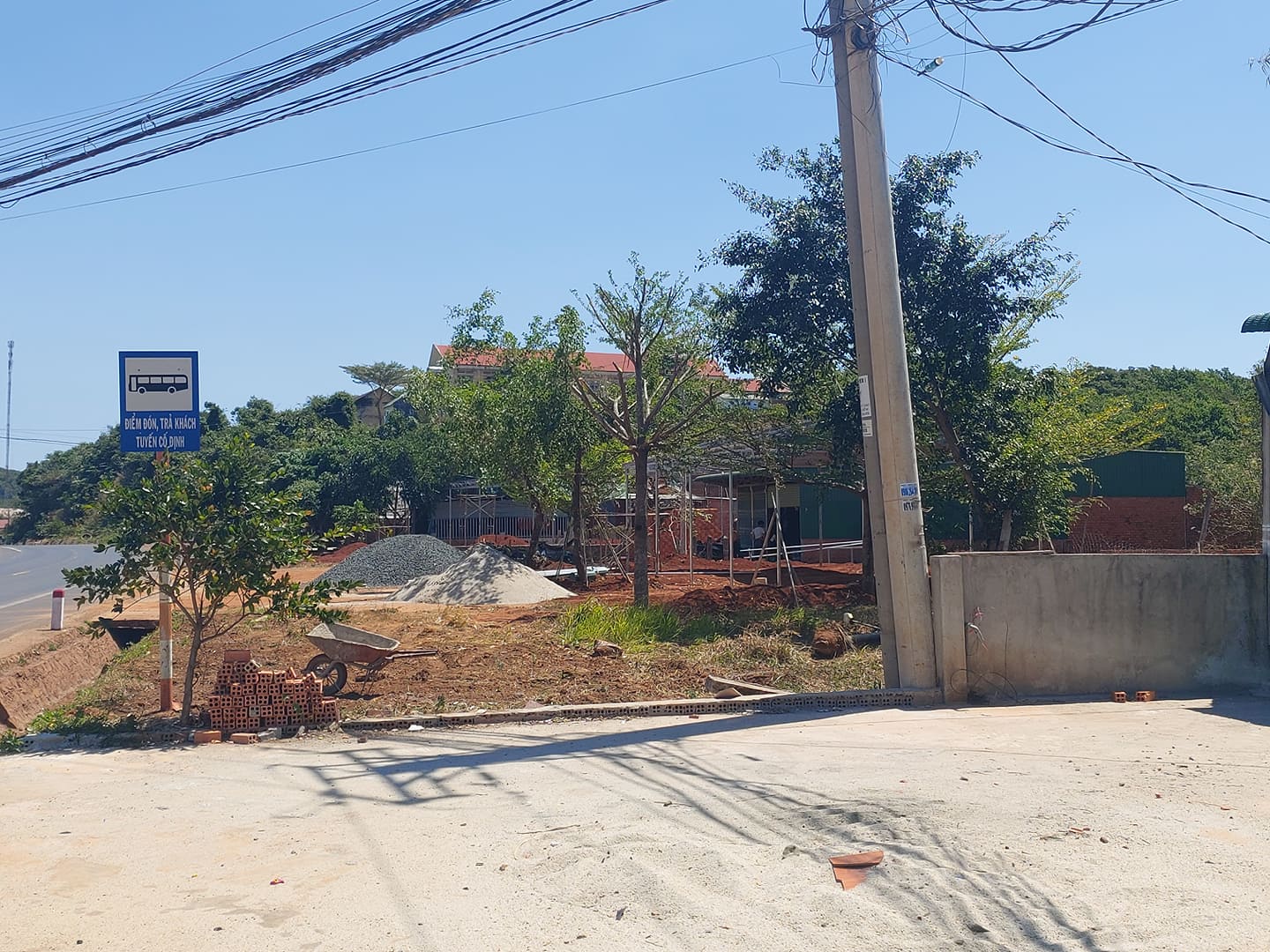 Mặc d&ugrave; gia đ&igrave;nh &ocirc;ng Sỹ v&agrave; gia đ&igrave;nh &ocirc;ng Tr&aacute;ng phản &aacute;nh v&agrave; c&oacute; đơn gửi chinh quyền địa phương, đề nghị &ocirc;ng Đỗ Phước Lợi kh&ocirc;ng được x&acirc;y dựng tr&ecirc;n phần đất của gia đ&igrave;nh m&igrave;nh (đất đang tranh chấp), nhưng &ocirc;ng Lợi vẫn cứ x&acirc;y dựng