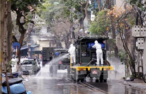 Ti&ecirc;u độc khử tr&ugrave;ng khu phố Tr&uacute;c Bạch. Ảnh TTXVN