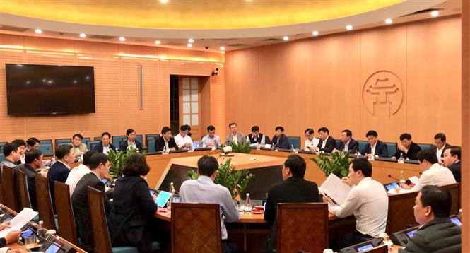Quang cảnh cuộc họp khẩn cấp chống dịch COVID-19 của UBND th&agrave;nh phố H&agrave; Nội. Ảnh: Do&atilde;n Tấn/TTXVN