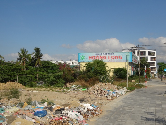 Khu đ&ocirc; thị Ho&agrave;ng Long ti&ecirc;u điều b&ecirc;n cạnh những nh&agrave; d&acirc;n lụp xụp