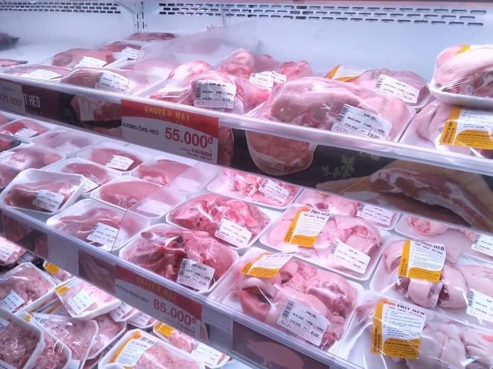 c&aacute;c mặt h&agrave;ng đ&ocirc;ng lạnh thịt, c&aacute;, c&aacute;c chế phẩm từ thịt... được lấp đầy tr&ecirc;n c&aacute;c kệ.