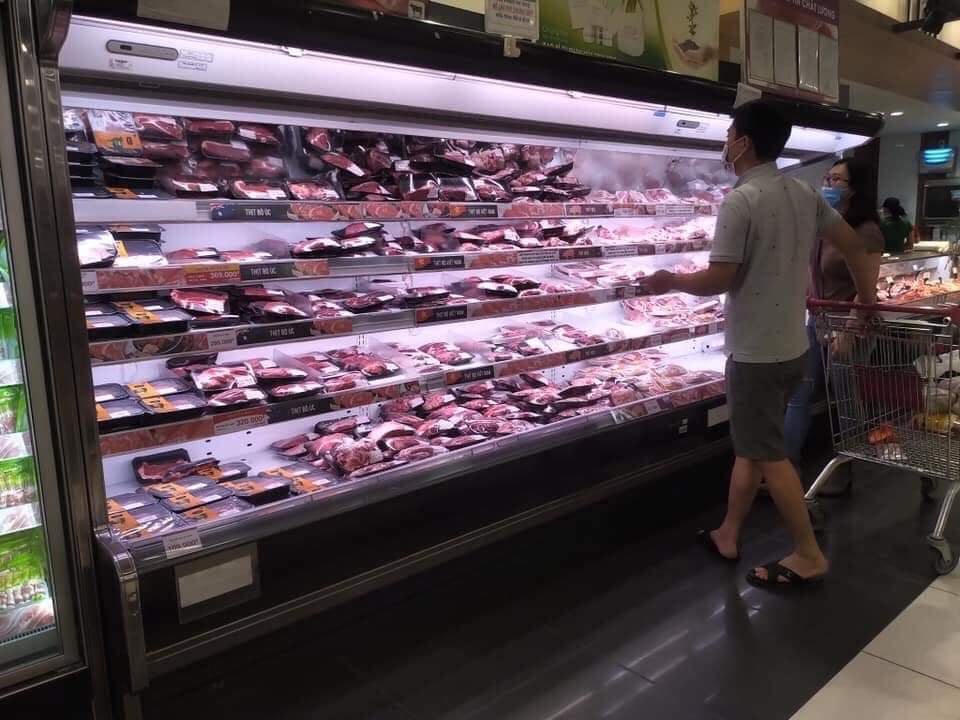 Người đ&agrave;n &ocirc;ng thong thả chọn lựa h&agrave;ng h&oacute;a cho gia đ&igrave;nh trong ng&agrave;y cuối tuần.