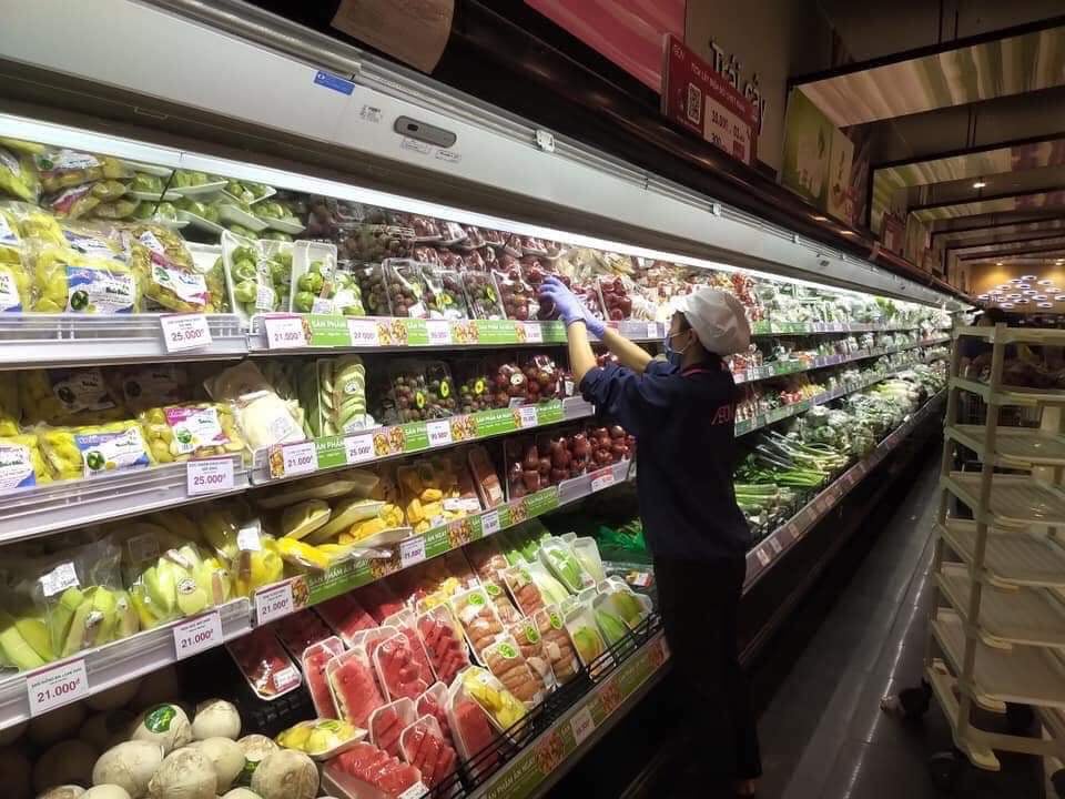 Nh&acirc;n vi&ecirc;n si&ecirc;u thị sắp h&agrave;ng h&oacute;a l&ecirc;n kệ phục vụ nhu cầu mua sắm của người d&acirc;n.