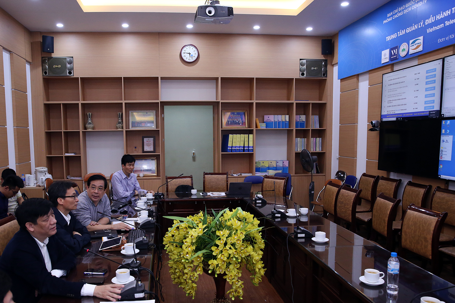 Ph&oacute; Thủ tướng Vũ Đức Đam kiểm tra hoạt động của Trung t&acirc;m quản l&yacute;, điều h&agrave;nh trực tuyến hỗ trợ chuy&ecirc;n m&ocirc;n chẩn đo&aacute;n, điều trị COVID-19 đặt tại trụ sở Bộ Y tế. Ảnh: VGP/Đ&igrave;nh Nam