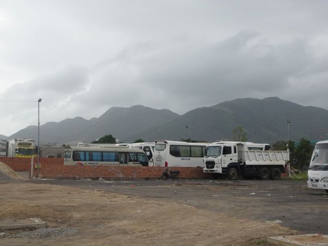 Những b&atilde;i đất của dự &aacute;n đ&atilde; bị chiếm dụng l&agrave;m nơi cho thu&ecirc; đỗ xe