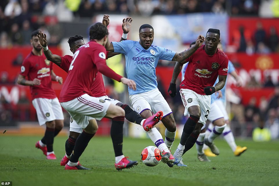 Tiền đạo của Man City bị v&acirc;y h&atilde;m rất quyết liệt.