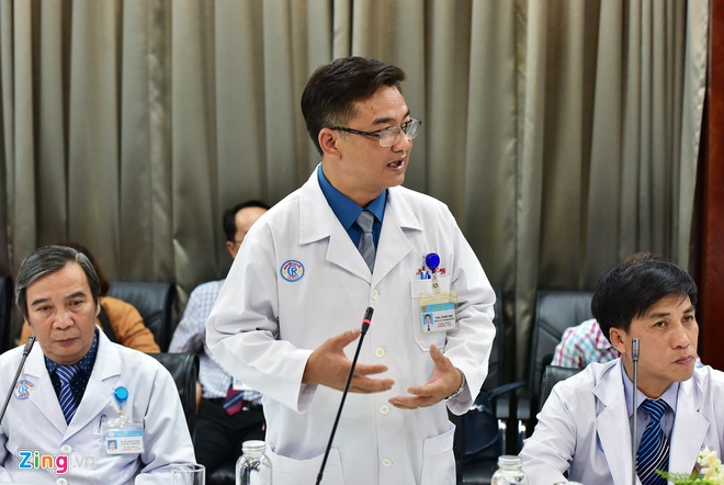 TS.BS L&ecirc; Quốc H&ugrave;ng, Trưởng khoa Bệnh Nhiệt đới, Bệnh viện Chợ Rẫy, điều trị cho hai cha con người Trung Quốc bằng c&aacute;ch s&uacute;c họng h&agrave;ng ng&agrave;y. Ảnh: Zing.vn