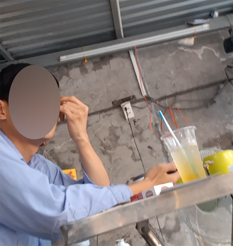 Nh&acirc;n vi&ecirc;n bảo vệ hướng dẫn đến kh&aacute;m bệnh tại địa chỉ 575 đường Sư Vạn Hạnh, phường 13, quận 10, TP Hồ Ch&iacute; Minh