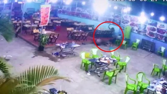 H&igrave;nh ảnh nam thanh ni&ecirc;n ch&eacute;m người ngay cả khi gục xuống. Ảnh cắt từ clip