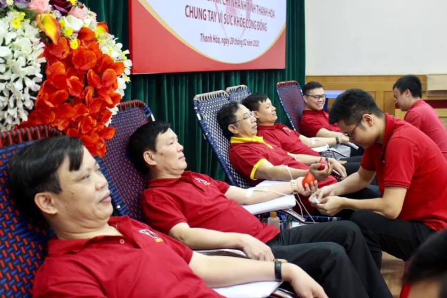 Đo&agrave;n thanh ni&ecirc;n Agribank c&ugrave;ng tham gia Hiến m&aacute;u cứu người với th&ocirc;ng điệp