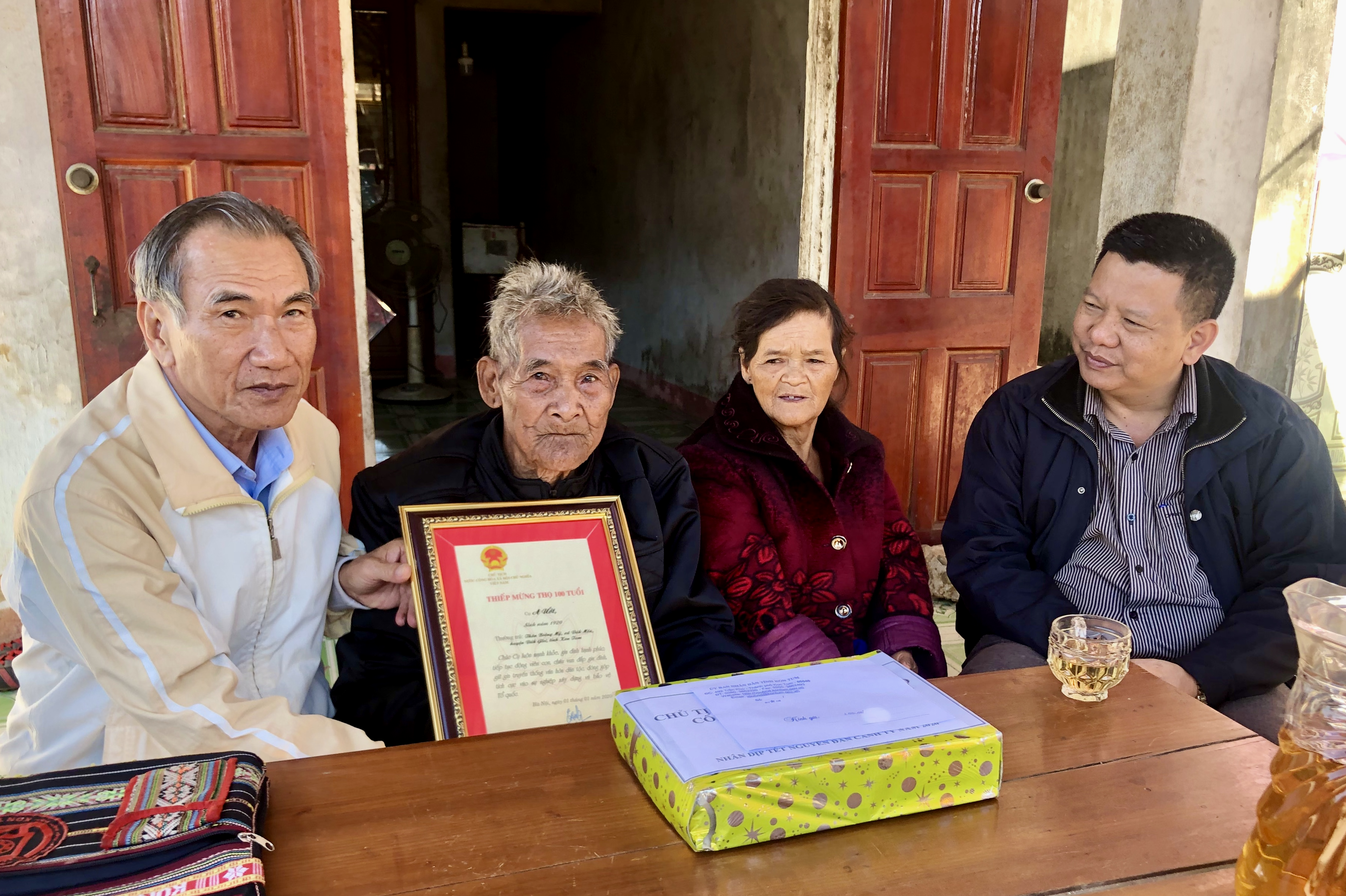 Tặng qu&agrave; mừng thọ c&aacute;c cụ tr&ograve;n 100 tuổi huyện Đắk Glei. Ảnh IT