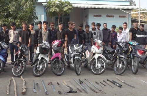 Cảnh sát ngăn chặn 33 thanh niên mang súng, dao tự chế đi hỗn chiến ở Đồng Tháp