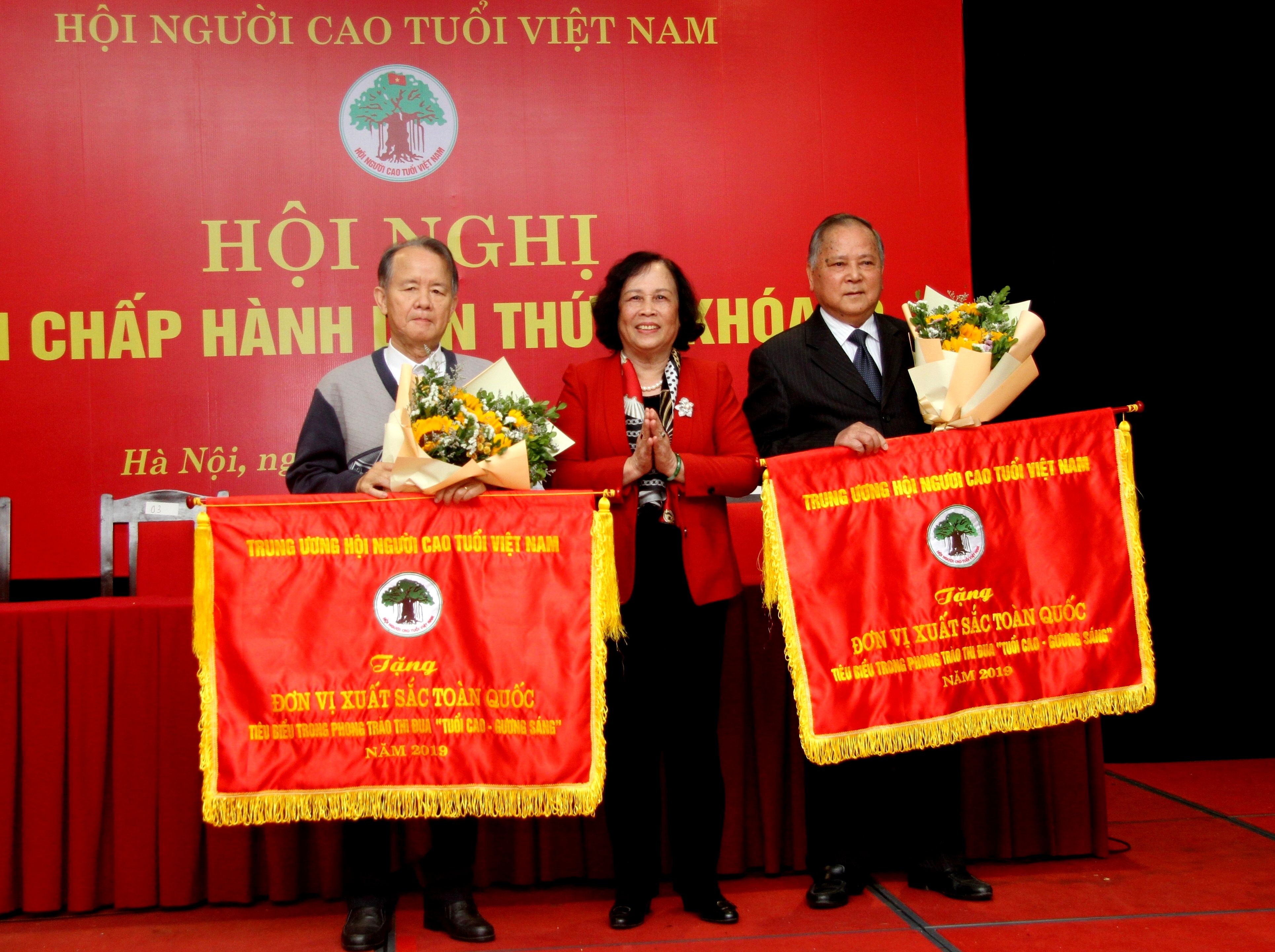 &Ocirc;ng Nguyễn Hiền Lương (b&ecirc;n tr&aacute;i) nhận Cờ thi đua xuất sắc dẫn đầu to&agrave;n quốc năm 2019