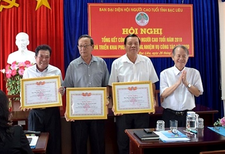 Nhiều tập thể, c&aacute; nh&acirc;n xuất sắc được khen thưởng. Ảnh IT