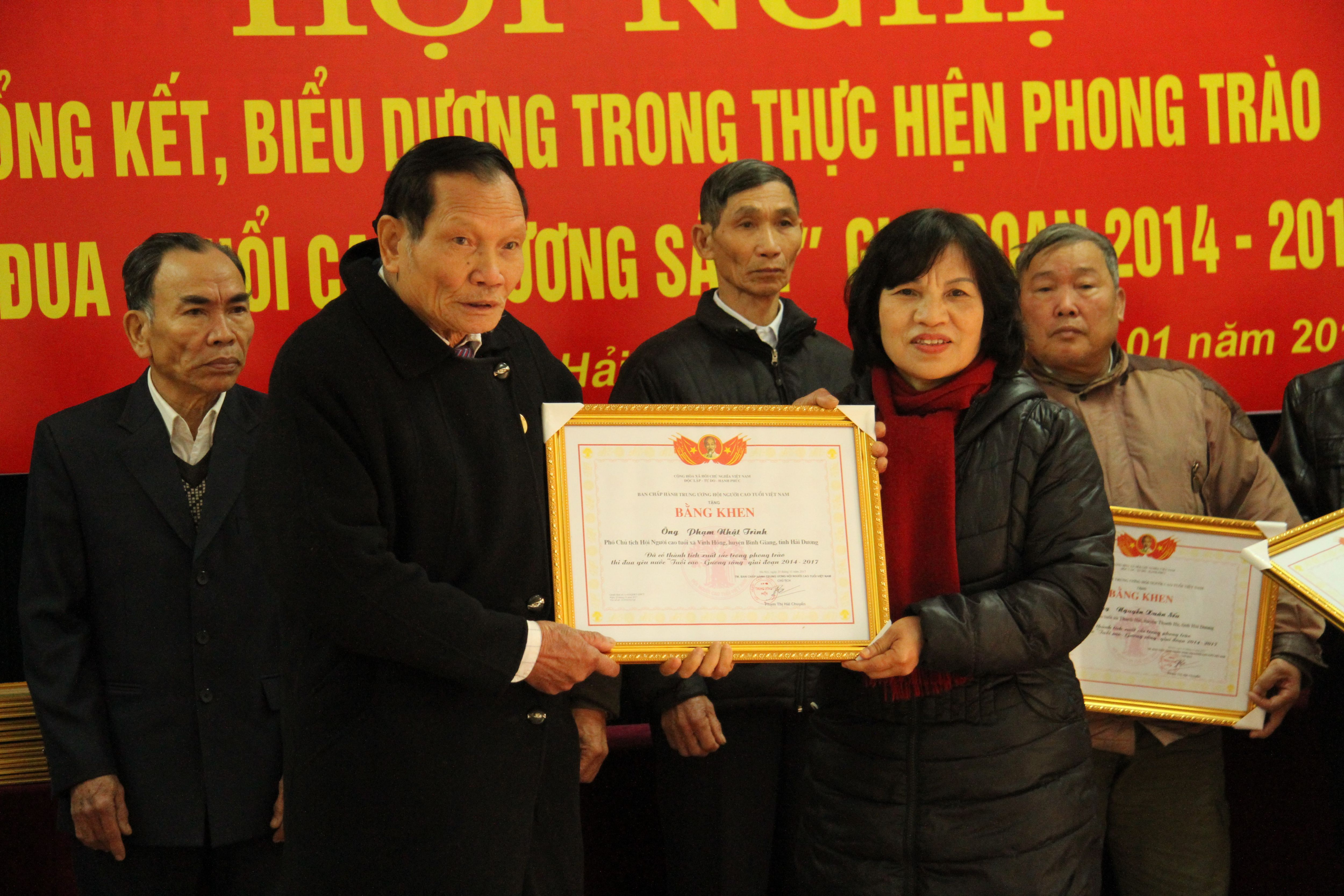 Trao Bằng khen của TW Hội cho c&aacute;c c&aacute; nh&acirc;n xuất sắc tỉnh Hải Dương