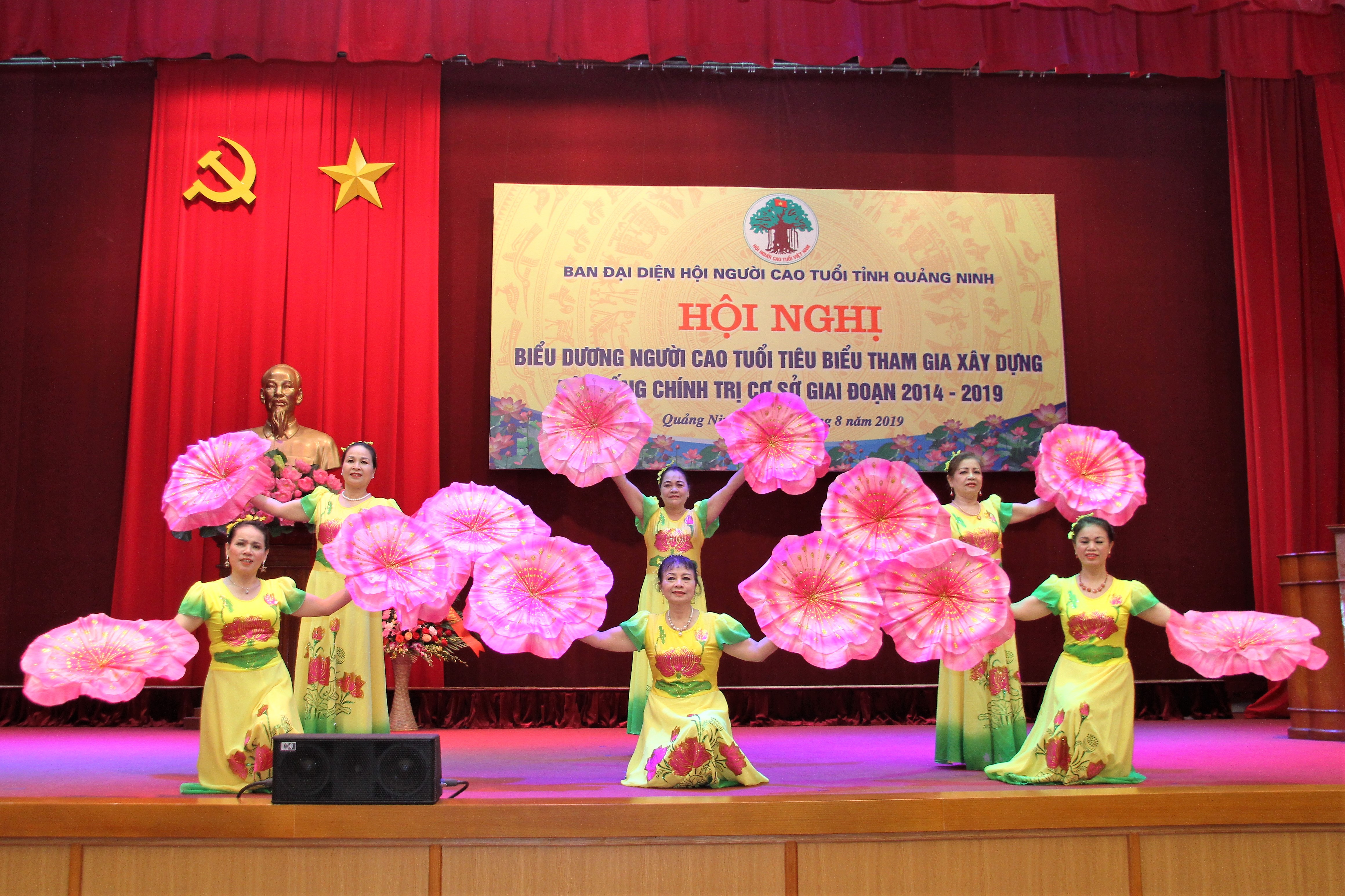 Tiết mục văn nghệ của NCT tỉnh Quảng Ninh