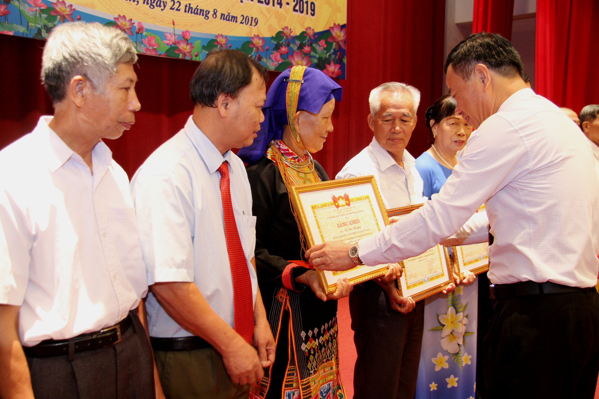 UBND tỉnh khen thưởng c&aacute; nh&acirc;n xuất sắc
