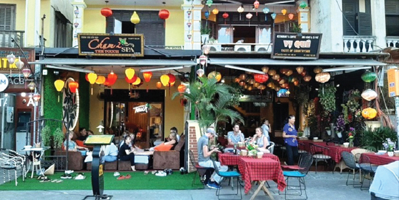 Tr&ecirc;n đường Nguyễn Ph&uacute;c Chu, chủ yếu l&agrave; kh&aacute;ch du lịch ch&acirc;u &Acirc;u.br class=