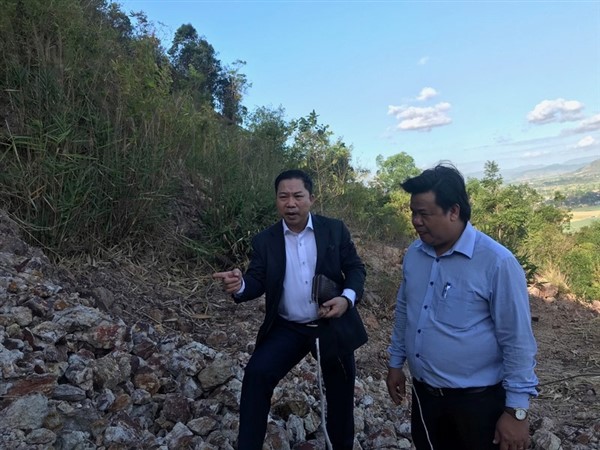 Chủ tịch UBND x&atilde; Đức B&igrave;nh T&acirc;y chỉ cho Đại biểu Quốc hội Lưu B&igrave;nh Nhưỡng về dấu vết hầm xuy&ecirc;n n&uacute;i do phu v&agrave;ng để lại tr&ecirc;n n&uacute;i H&ograve;n M&ograve; O.