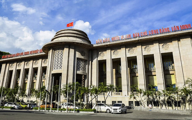 Để ph&ograve;ng, chống Covid -19 Ng&acirc;n h&agrave;ng Nh&agrave; nước y&ecirc;u cầu tất cả c&aacute;c chi nh&aacute;nh của c&aacute;c tỉnh th&agrave;nh phố triển khai biện ph&aacute;p chống dịch khi giao dịch tiền mặt.