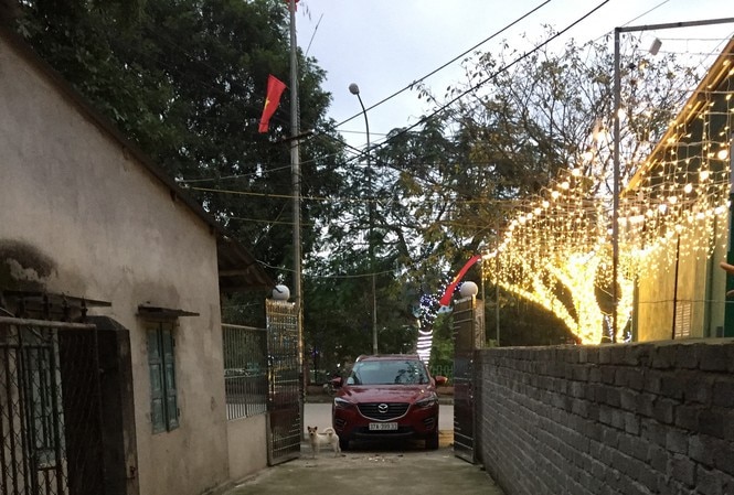 Xe của kh&aacute;ch qu&aacute;n tr&agrave; chanh để chắn cổng nh&agrave; b&aacute;c sĩ Nam. (Ảnh: I.E)