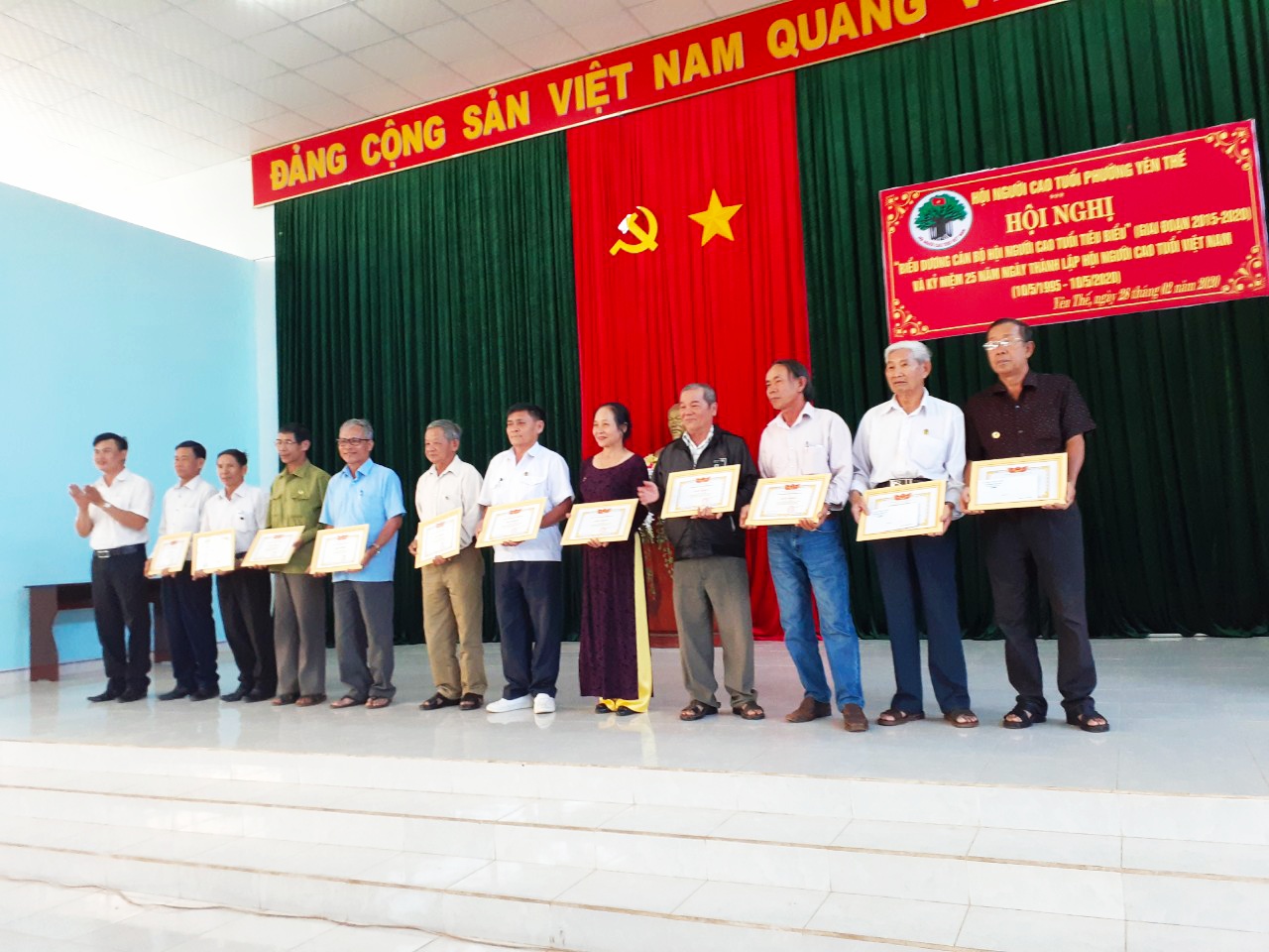 Nhiều c&aacute; nh&acirc;n xuất sắc được khen thưởng