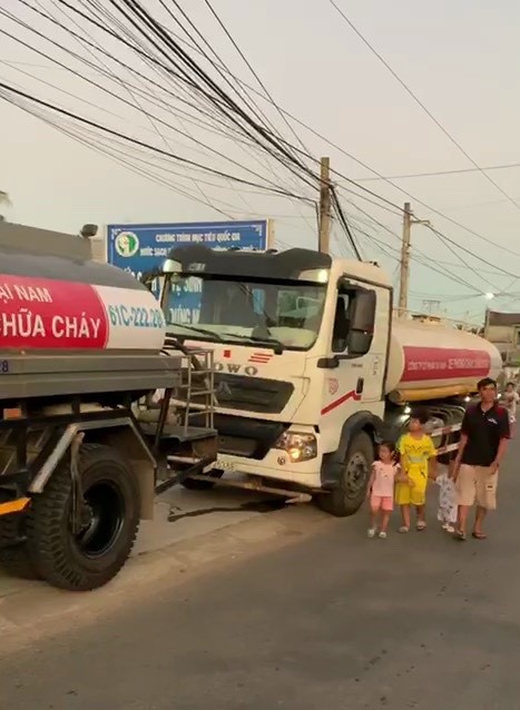 Quỹ từ thiện Hằng Hữu, Công ty CP Đại Nam (Bình Dương): Điều động 2 xe chở nước và tặng 10.000 can nhựa cho đồng bào Bến Tre
