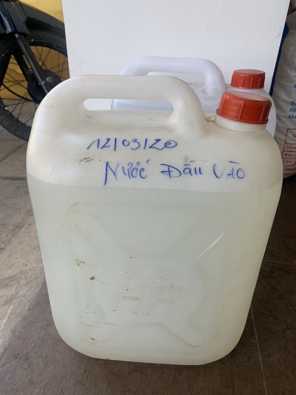 Quỹ từ thiện Hằng Hữu, Công ty CP Đại Nam (Bình Dương): Điều động 2 xe chở nước và tặng 10.000 can nhựa cho đồng bào Bến Tre