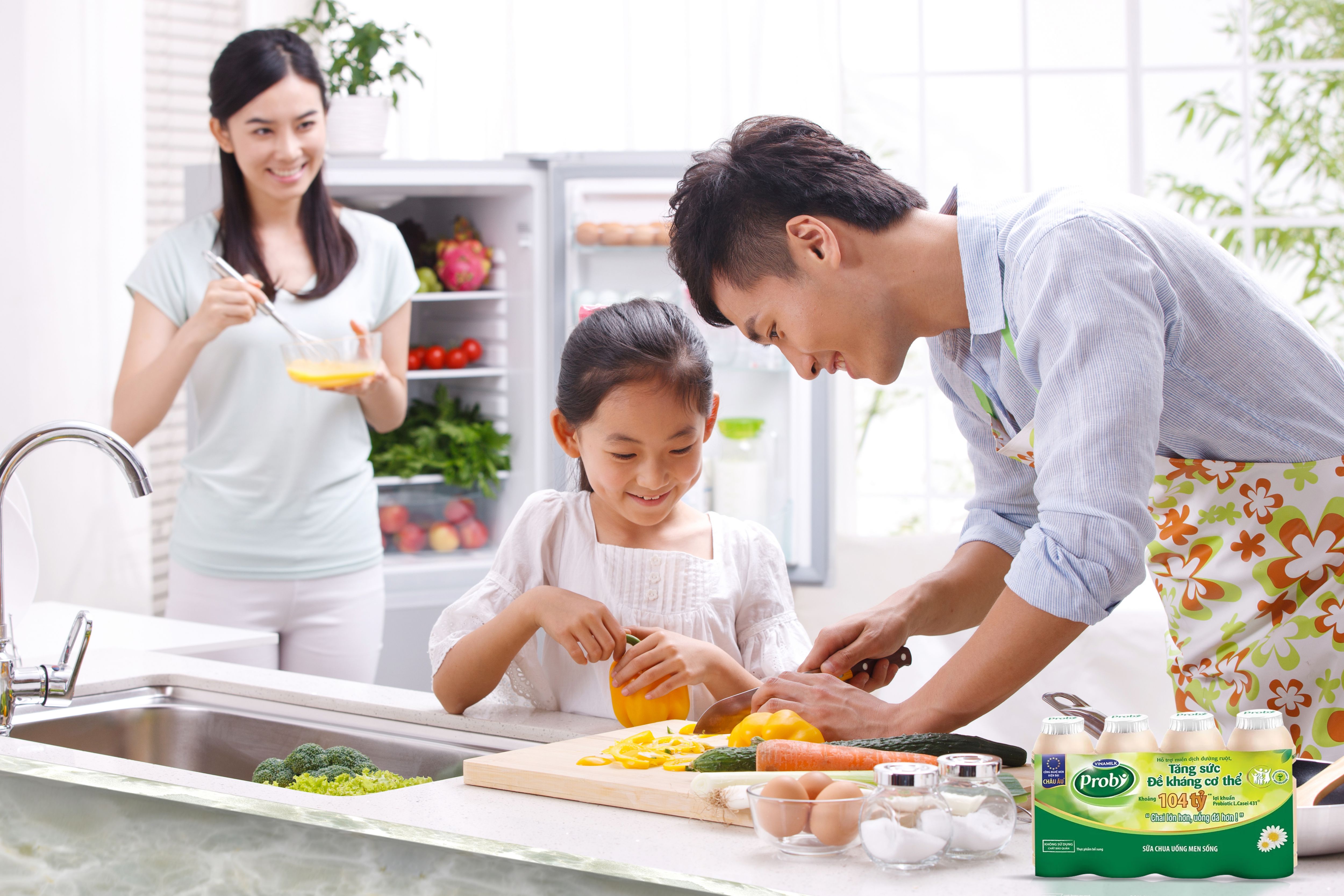 Sữa chua uống men sống Vinamilk Probi với khoảng 13 tỷ khuẩn Lactobacillus paracasei (L. casei 431) gi&uacute;p tăng cường sức khoẻ đường ruột.