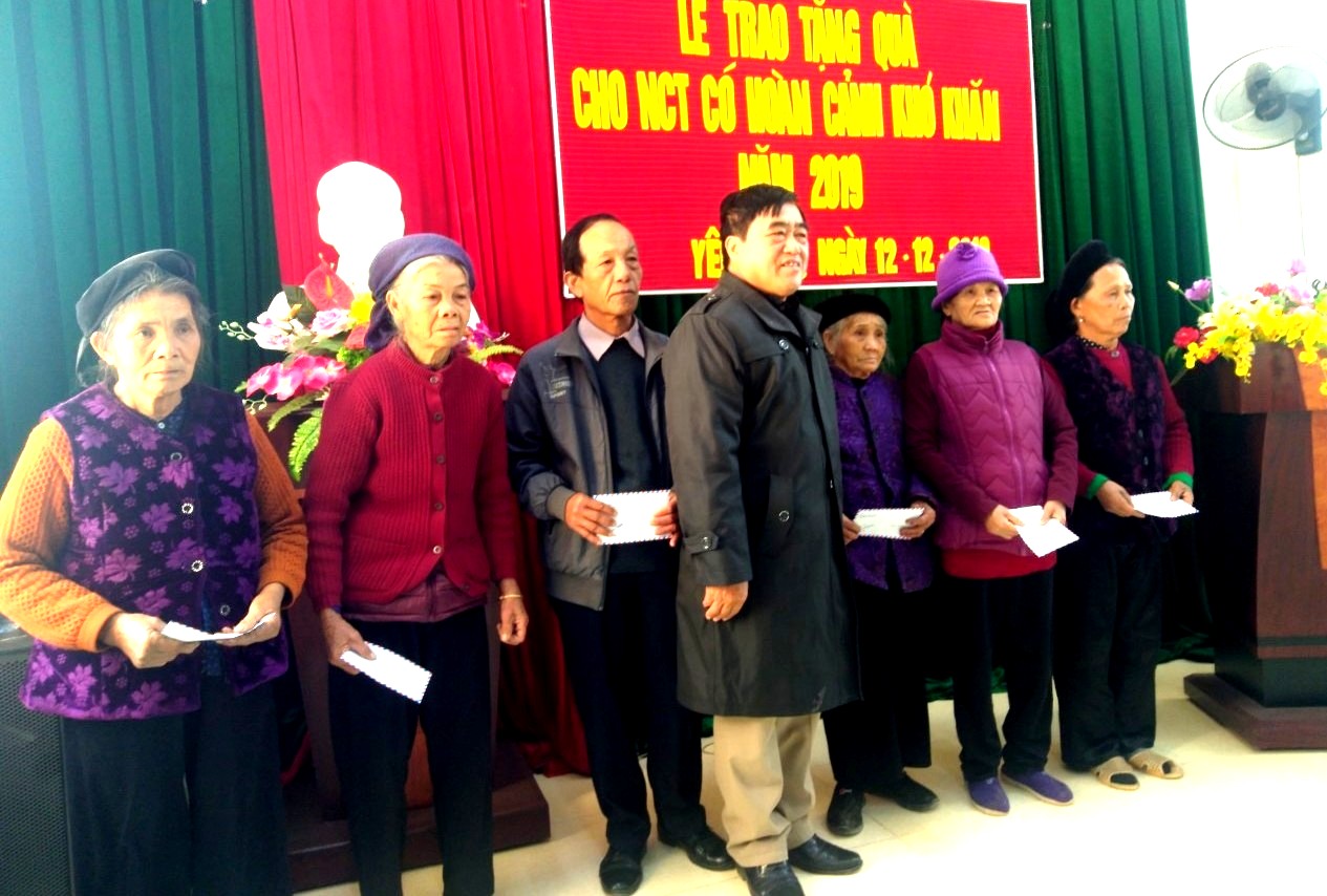 Tặng qu&agrave; NCT c&oacute; ho&agrave;n cảnh kh&oacute; khăn huyện Văn Quan