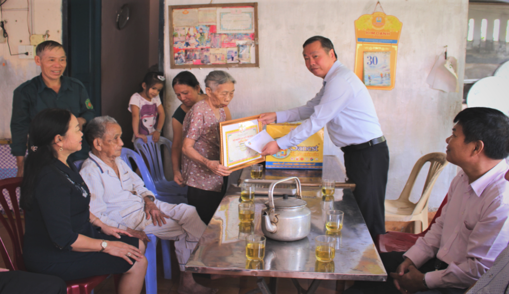 L&atilde;nh đạo tỉnh B&igrave;nh Phước tặng qu&agrave; mừng thọ NCT. Ảnh IT