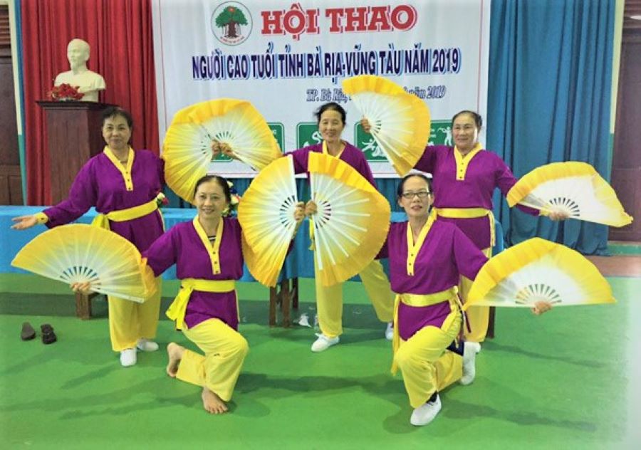 2 Tiết mục văn nghệ của NCT tỉnh B&agrave; Rịa - Vũng T&agrave;u. Ảnh IT