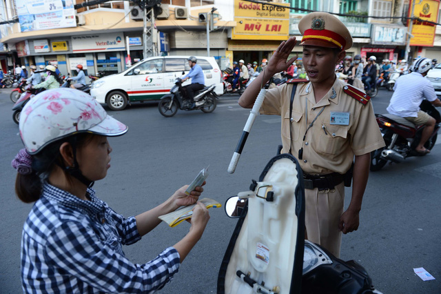Cảnh sát giao thông có được rút chìa khóa xe của người vi phạm?