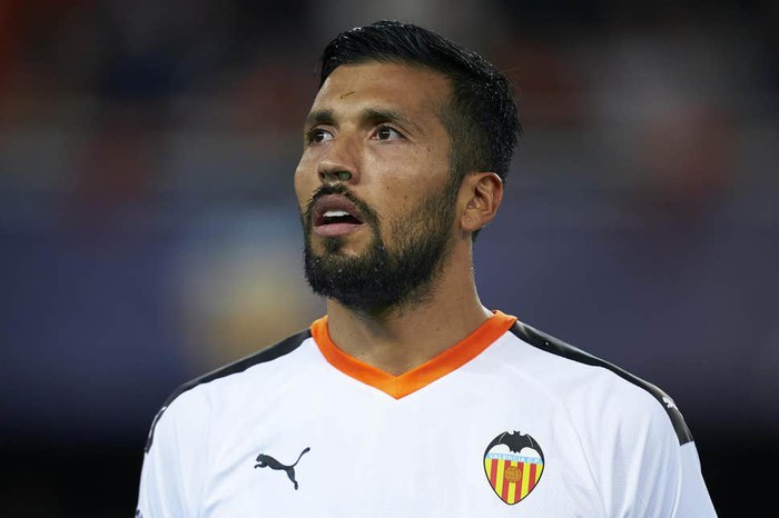 Trung vệ Garay của Valencia