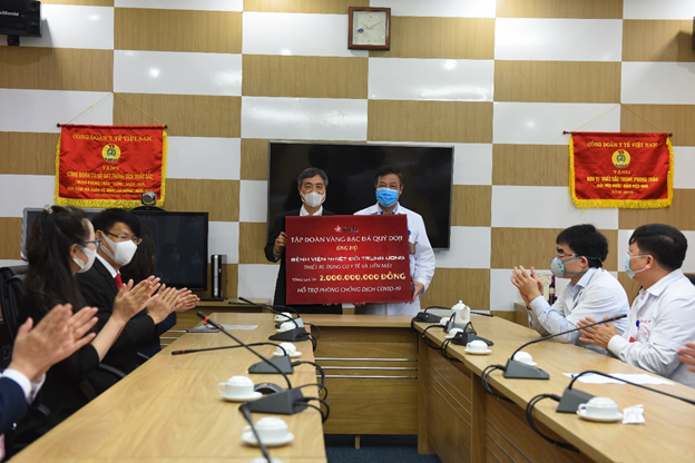 Tập đo&agrave;n DOJI ủng hộ 2 tỷ đồng cho Bệnh viện Bệnh nhiệt đới Trung ương