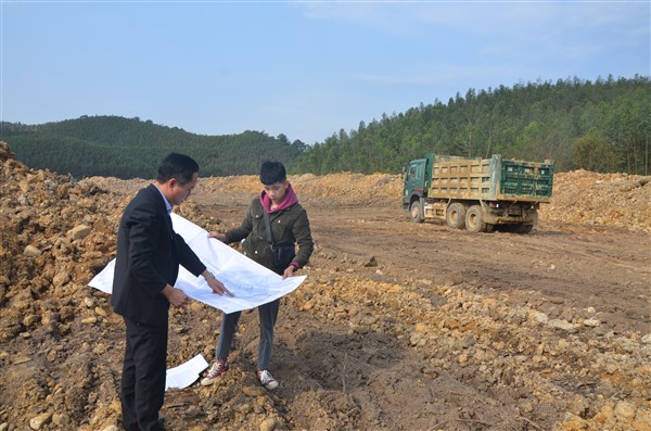 C&ocirc;ng ty TNHH Th&agrave;nh Dương đang san lấp b&atilde;i đổ thải để nạo v&eacute;t hồ Bến Ch&acirc;u.