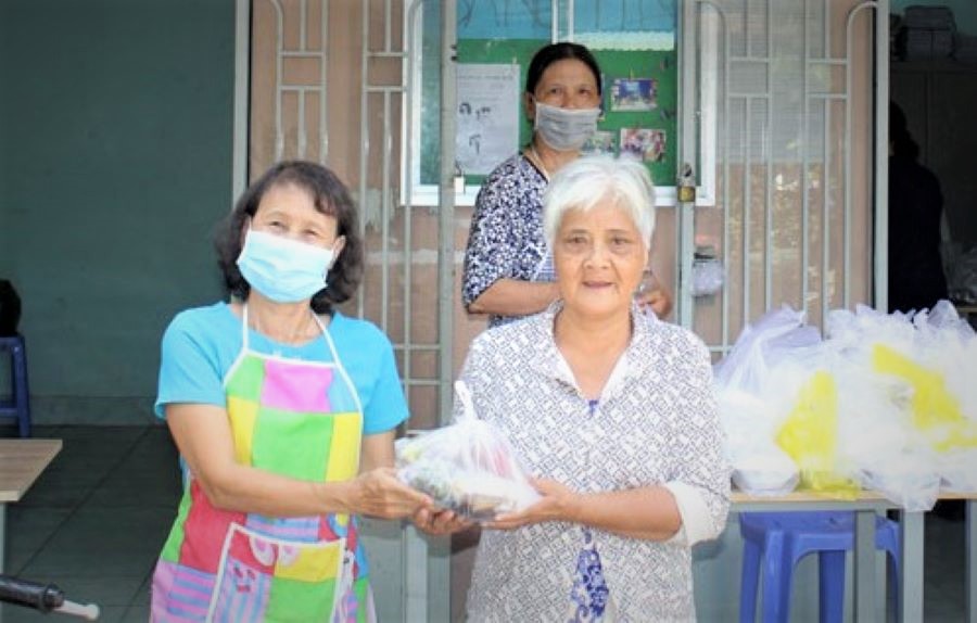 Ph&aacute;t cơm miễn ph&iacute; cho NCT ngh&egrave;o