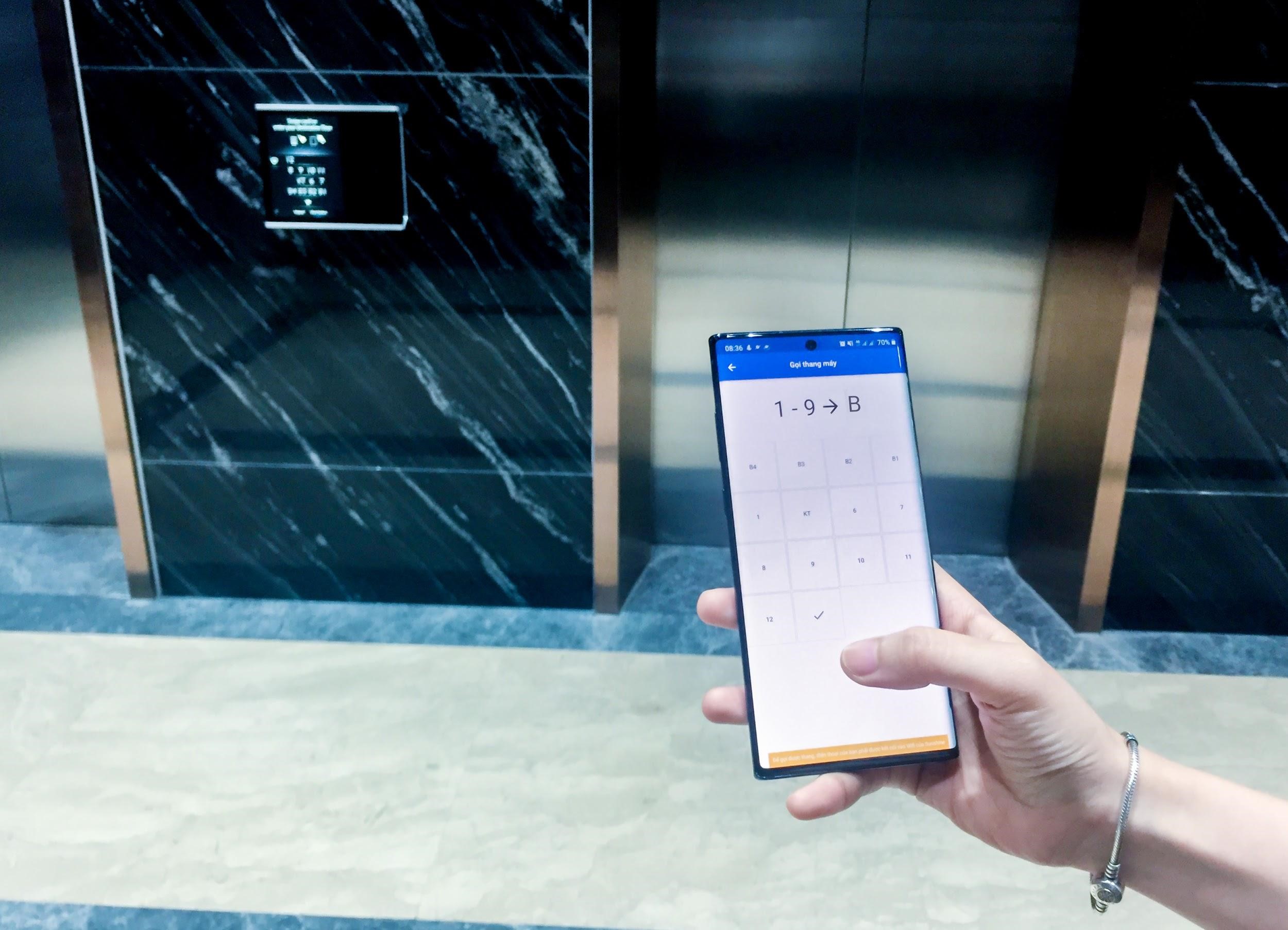 Hệ thống gọi thang m&aacute;y tự động bằng điện thoại gi&uacute;p hạn chế tối đa việc tiếp x&uacute;c với c&aacute;c bề mặt c&ocirc;ng cộng - l&agrave;m giảm nguy cơ l&acirc;y nhiễm.