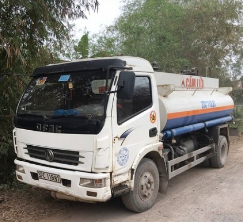 Ngồi nghỉ ven đường, một người đàn ông bị xe chở xăng dầu đâm tử vong