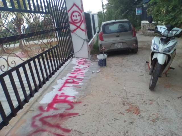 &Ocirc;ng Hồng, anh Tuấn cho người xịt sơn l&ecirc;n cổng v&agrave; tường r&agrave;o thửa đất