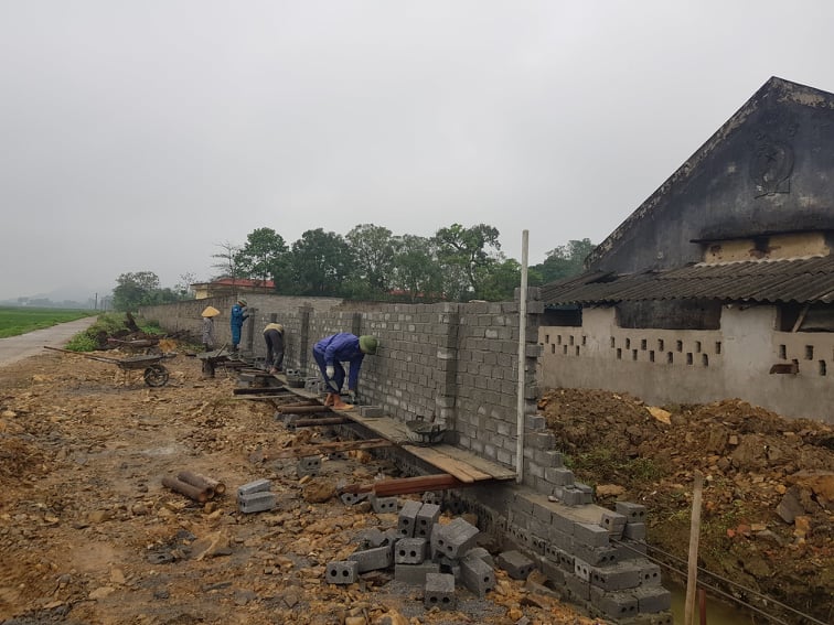 Một nh&oacute;m người đang x&acirc;y dựng ở c&ocirc;ng tr&igrave;nh Trường Mầm non x&atilde; Qu&yacute; Lộc
