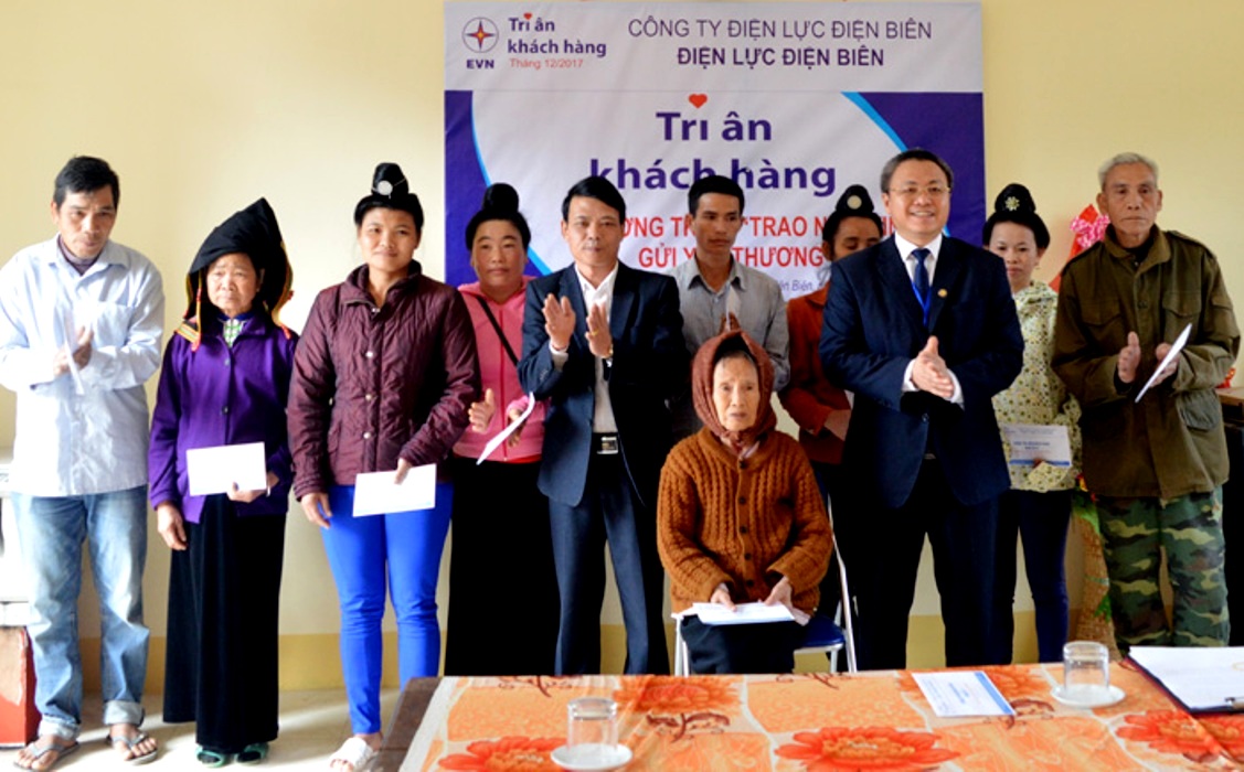Tặng qu&agrave; NCT c&oacute; ho&agrave;n cảnh kh&oacute; khăn x&atilde; Noong Hẹt.