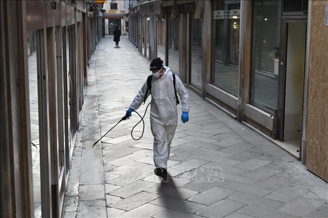 Phun thuốc khử tr&ugrave;ng ph&ograve;ng l&acirc;y nhiễm COVID-19 tại Venice, Italy, ng&agrave;y 11/3. Ảnh: AFP/TTXVN