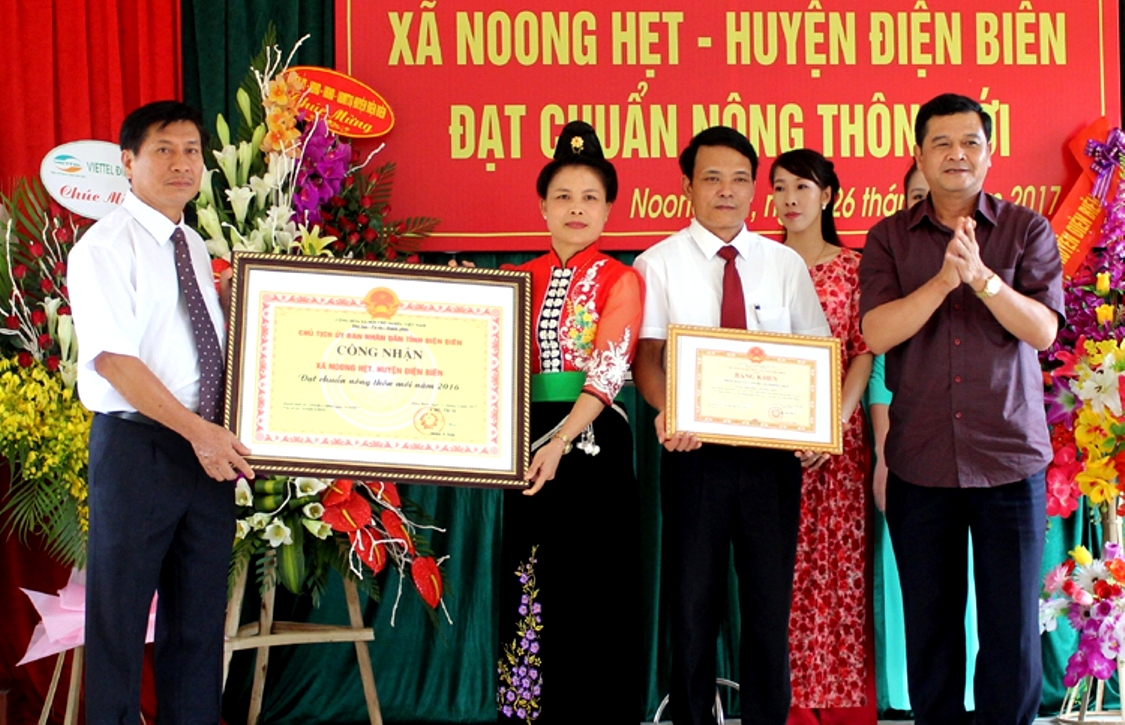 Đ&oacute;n bằng c&ocirc;ng nhận đạt chuẩn n&ocirc;ng th&ocirc;n mới. Ảnh IT